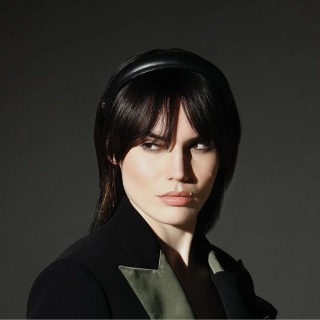 Balmain Black Leather Puffed Headband Opaska Czarna ze złotym monogramem