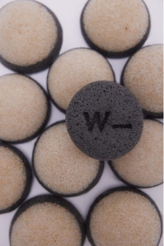 WOODS_COPENHAGEN Active Charcoal Konjac Sponge Naturalna gąbka konjac z aktywnym węglem do oczyszczania skóry