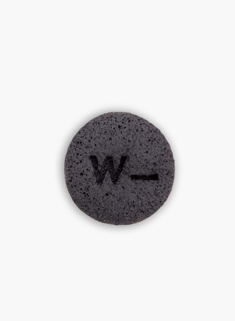 WOODS_COPENHAGEN Active Charcoal Konjac Sponge Naturalna gąbka konjac z aktywnym węglem do oczyszczania skóry