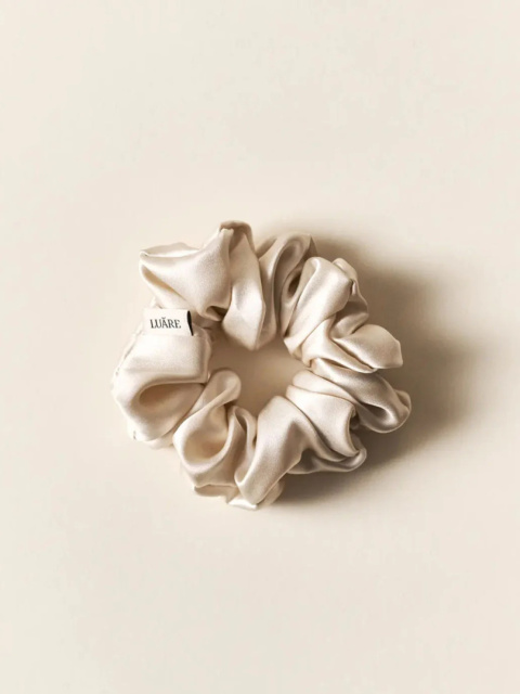 LUARE The Midi Scrunchie Jedwabna gumka do włosów kolor BEIGE