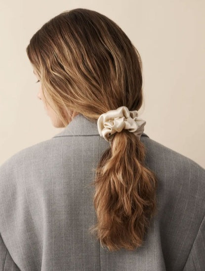 LUARE The Midi Scrunchie Jedwabna gumka do włosów kolor BEIGE